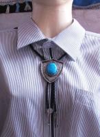 Thai Complex   Bolo Tie รูปโหล สุดเท่ มีสีเตอร์คอย ที่โดดเด่น โบโลไทด์ สายหนังถัก สีดำ ตัวจี้เป็นโลหะ   สีฟ้าเงิน