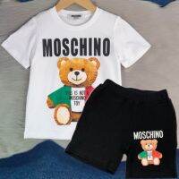 2023 NEWMoschino ผู้ชายผู้หญิงเด็กชุดแขนสั้น2023ฤดูร้อนรูปแบบใหม่ถนนสวมเสื้อยืดกางเกงขาสั้นกลางเด็กเล็กที่เดินทางมาพักผ่อนกีฬาชุดสองชิ้น