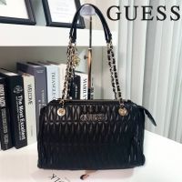 กระเป๋า Guess woman’s Logo City Handbag Bag กระเป๋าสะพายรุ่นใหม่ล่าสุด ยอดนิยม หนังนิ่มประดับโลโก้แบรนด์ เปิดปิดด้วยซิปยาว