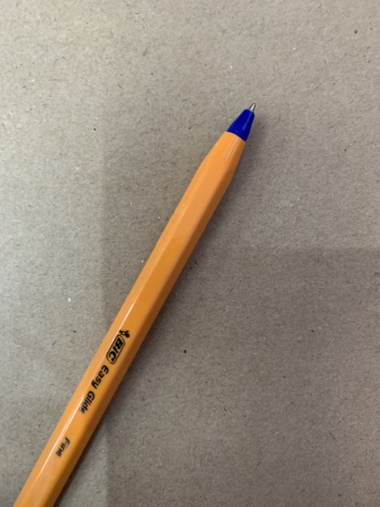 ปากกา bic ด้ามเหลืองขนาด 0.7 mm แพ็คละ 10 ด้าม