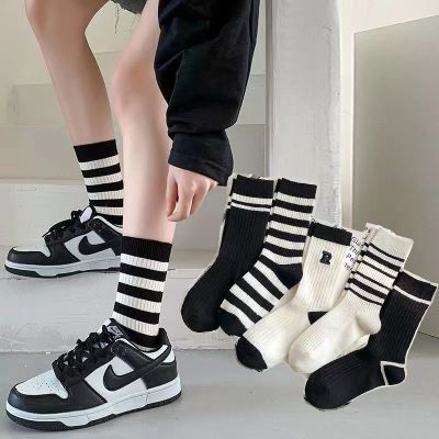 [Lady Sugar] ถุงเท้าลายทางสีดำสีขาวเรียบง่ายสำหรับผู้หญิงหญิงสาว,5คู่ถุงเท้าผ้าฝ้ายระบายอากาศได้ดีถุงเท้าปักลายมีตัวอักษรแฟชั่นลำลอง