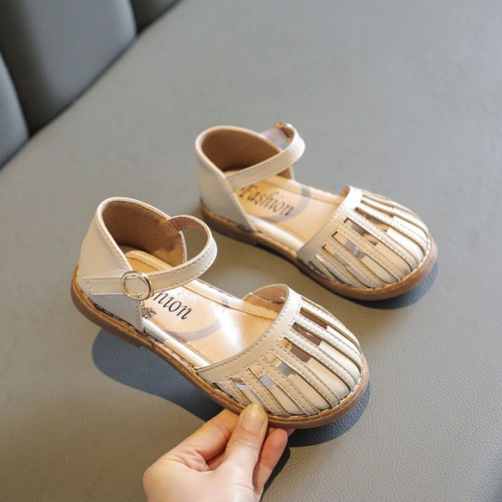 new-style-รองเท้าแตะเด็กผู้หญิง-2022-ใหม่เด็กกลวงอังกฤษรองเท้าพื้นนิ่มแกะสลัก-velcro-แฟชั่นเจ้าหญิงรองเท้าชายหาด