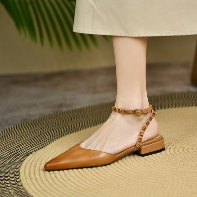 Baotou รองเท้าแตะตอกหมุดสำหรับชุดผู้หญิงแหลมกลับแบนรองเท้าเปิดส้นสำหรับสวมใส่ในฤดูร้อน