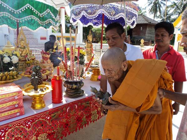 หลวงปู่ทวด-เหยียบน้ำทะเลจืด-พระกรุแตก-พ่อท่านพรหม-วัดพลานุภาพ-จังหวัดปัตตานี-รุ่น-ให้-รวย-รวย-ปี-2554-พร้อมกล่องเดิมจากวัด