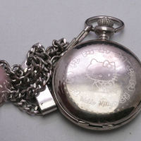 นาฬิกา Vintage มือสองญี่ปุ่น Pocket Watch นาฬิกาพก Hello Kitty ระบบ QUARTZ พร้อมโซ่ ทรงกลม กรอบเงิน หน้าปัดการ์ตูน หน้าปัด 46มม. ตัวเรือนสแตนเลสสลักลวดลายใช้งานได้ปกติ สภาพดี ของแท้ ไม่กันน้ำ