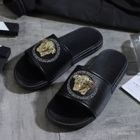 j6BM ของแท้100 ！！！Versace รองเท้าแตะผู้ชายรองเท้าแตะไซส์ใหญ่รองเท้าแตะกันลื่นพื้นหนารองเท้าแตะกันน้ำ