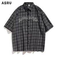 ASRV เสื้อเชิ้ตแขนสั้นลายตารางเสื้อเชิ้ตผู้ชายพิมพ์ตัวอักษรเสื้อลายตารางแขนสั้นลำลองย้อนยุคฤดูร้อน