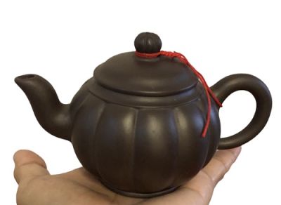 ป้านชา กาน้ำชา อี๋ซิง Yixing กาชาดินเผาสีน้ำตาลเข้มจากเจึยงซู เซี่ยงไฮ้ ประเทศจีน ขนาด 13x8x8 cm. บรรจุ 120 cc.