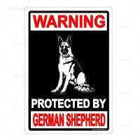 คำเตือน: ปกป้องโดย German Shepherd วินเทจโลหะเข้าสู่ระบบย้อนยุคแผ่นดีบุกคลาสสิกสุนัขจิตรกรรมตกแต่งผนังสำหรับบาร์ครอบครัว