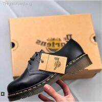 【รองเท้าผู้ชาย】 Dr.Martens (รองเท้า)คู่รองเท้าหนัง รองเท้าลำลอง รองเท้าแฟชั่นมาร์ติน （สีดำ สีน้ำตาล สีแดง） Christmas Gift