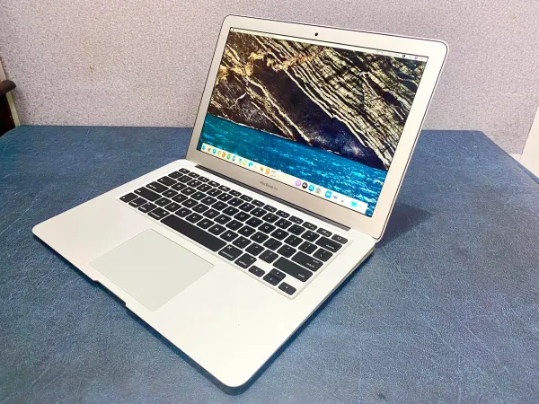 thumbnail Macbook Air A1466 Mid 2015 13inch Core i5/8 GB/SSD 128 GB Pin 4-5h