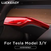 LUCKEASY สำหรับ Tesla รุ่น3รุ่น Y แพทช์ตกแต่งภายใน Model3 2022-2023รถ ABS สีดำสีแดงสีขาวคอลัมน์ป้องกันการเปลี่ยนเกียร์