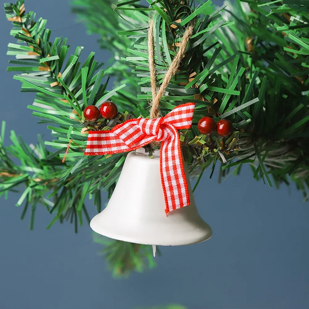 Mặt dây chuyền chuông Giáng Sinh: Bạn muốn thể hiện tình yêu đến mùa Noel với một món phụ kiện thật đáng yêu? Hãy xem bức ảnh về mặt dây chuyền chuông Giáng Sinh với họa tiết nhỏ xinh đầy sắc màu.