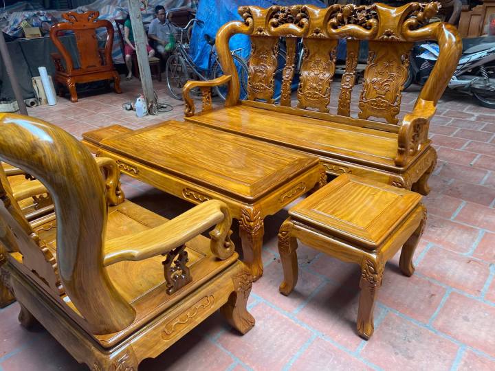 Bộ bàn ghế phòng khách gỗ lim này là lựa chọn hàng đầu cho các bạn yêu thích nét đẹp truyền thống của nội thất Việt Nam. Với chất liệu gỗ lim cao cấp, bộ bàn ghế này sẽ làm tôn lên không gian phòng khách của bạn, trở thành một điểm nhấn và mang lại cảm giác ấm cúng, sang trọng.