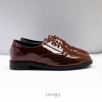 รองเท้าแฟชั่นผู้หญิง Issara Shoes หนังมัน เงา โบว์ ฉลุ ส้นเตี้ยพื้นดำ สไตล์อังกฤษ สีน้ำตาลแดง