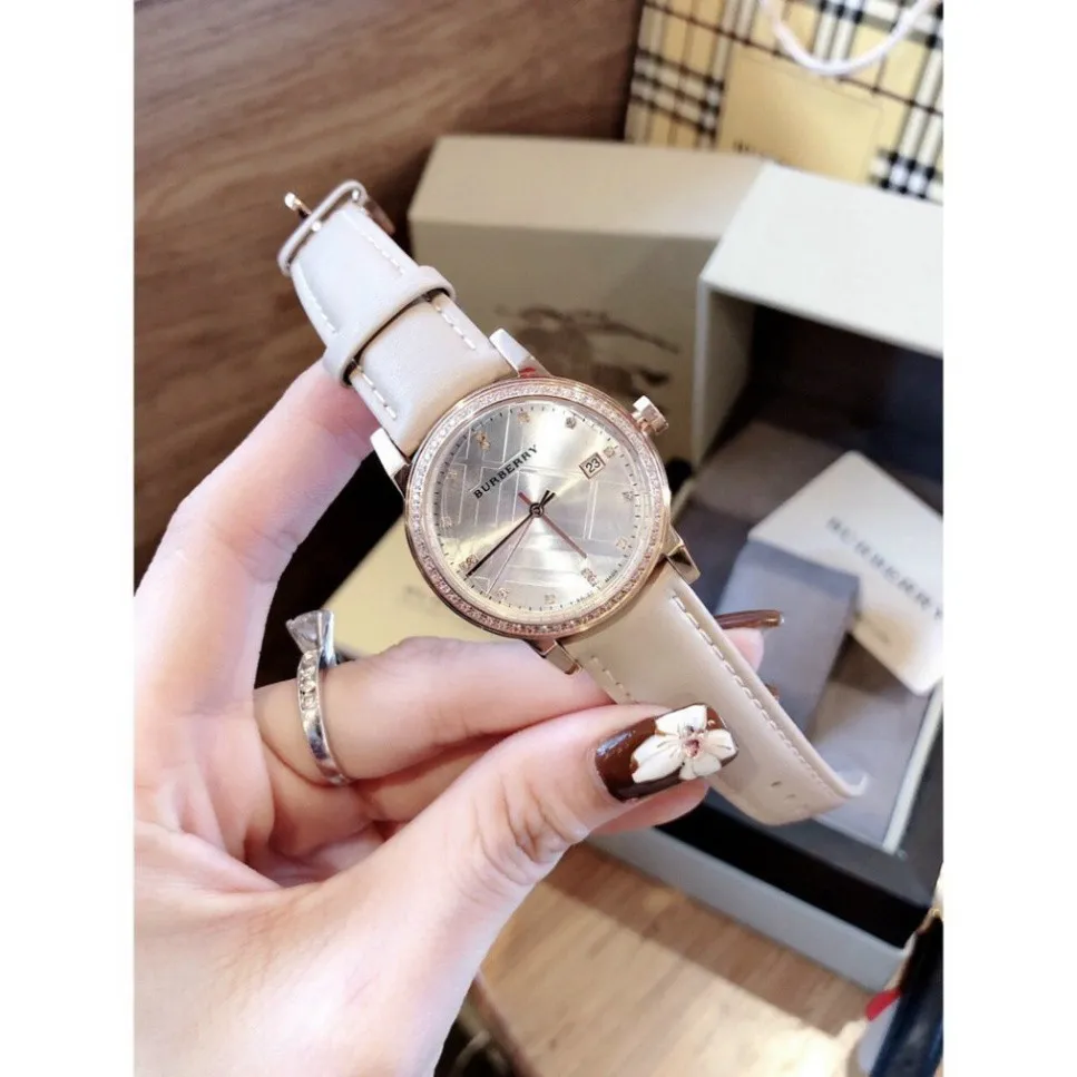 Đồng hồ nữ) (Thẻ bảo hành 12 tháng) Đồng hồ nữ Burberry viền đính đá, thẻ  bảo hành 12 tháng  