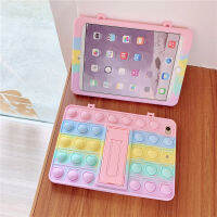 เคสลายการ์ตูนเด็กสำหรับ Apple iPad 2/3/4/5/6/7/8รุ่น Mini 1/2/3/4/5 Air 1/2/3/4 Pro9.7 "/10.5"/11.0 "2018/2020เคสซิลิโคนนิ่ม Unzipper ของเล่นเด็กปากกาสล็อตสายคล้องไหล่หมีน่ารักขาตั้งปรับได้