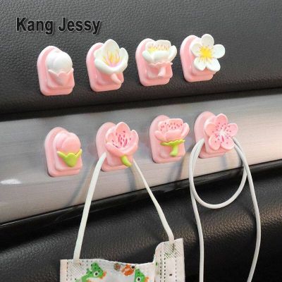 Kang Jessy ตะขอแขวนติดรถขนาดเล็กสำหรับผู้หญิงในรถตะขอติดมัลติฟังก์ชั่นหน้ารถดอกไม้นักบินร่วมดอกท้อ