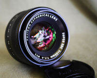 FUJIFILM Fuji Fujinon XF 35mm F/1.4 R การออกแบบนี้มีประโยชน์ในการทำงานในสภาพแสงที่ยากและยังช่วยควบคุมความชัดลึกของภาพในการแยกวัตถุและใช้เทคนิคการเลือกโฟกัส การออกแบบออปติคัลใช้องค์ประกอบทรงกลมหนึ่งชิ้นซึ่งช่วยลดการบิดเบือนและความผิดปรกติของทรงกลมเพื่อให้ไ