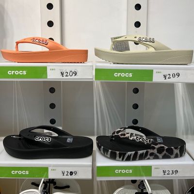 crocs แท้ Platform Flip รองเท้าแตะ พื้นหนา เหมาะกับเดินชายหาด สไตล์คลาสสิก สําหรับผู้หญิง#207714 dd