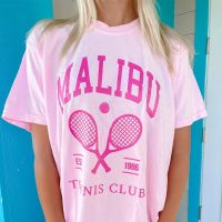 อเมริกัน Malibu Tennis Club ผู้หญิง Y2K สีชมพู T เสื้อสำหรับหญิงแขนสั้นหลวมฤดูร้อน Cal Tees