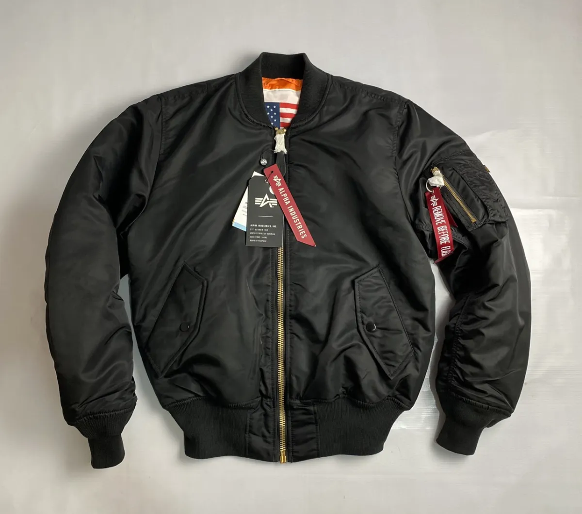 Áo Pilot Ma-1 chính hãng Alpha industries phiên bản cờ Mỹ in lời khen từ chuyên gia thời trang. Với phong cách trẻ trung, năng động và đậm chất Mỹ, chiếc áo khoác cờ Mỹ màu đen này sẽ là sự lựa chọn hoàn hảo cho những người yêu thích thời trang cá tính. Hãy mua ngay sản phẩm chính hãng từ Alpha industries để trải nghiệm sự thoải mái và chất lượng đỉnh cao.