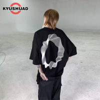 KYUSHUAD เสื้อยืดแขนสั้นผู้ชายรอบคอหลวมหล่อเสื้อยืดพิมพ์ลายหลังที่เรียบง่าย