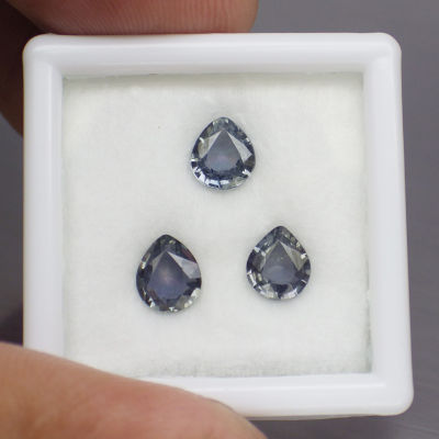 พลอย แซฟไฟร์ ดิบ สด แท้ ธรรมชาติ ( Unheated Natural Sapphire ) จำนวน 3 เม็ด หนักรวม 1.73 กะรัต