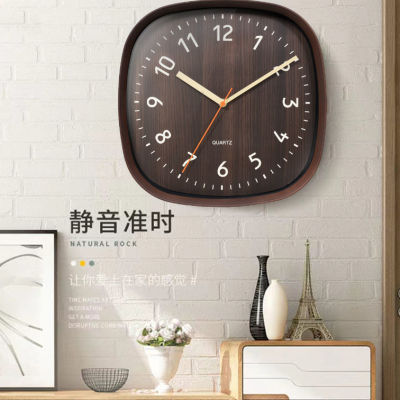 （HOT) นาฬิกาแขวนผนังแบบเรียบง่ายสไตล์ญี่ปุ่นแบบเงียบแขวนทรงกลมเล็กทรงสี่เหลี่ยมสีน้ำตาลทันสมัย