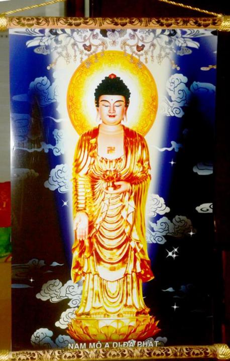 Tranh Đức Phật A Di Đà nẹp gỗ là sự kết hợp giữa nghệ thuật và tâm linh, thể hiện sự kính trọng và tôn trọng đối với vị đại giác ngộ, giúp bạn tìm thấy sự yên bình và cảm giác mãn nguyện trong cuộc sống.