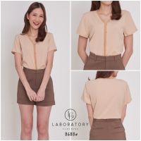 Laboratory 8688#เสื้อสีพื้น คอวีแขนสั้น แต่งกุ้นขอบคอ ด้านหน้าแต่งกระดุมหลอก