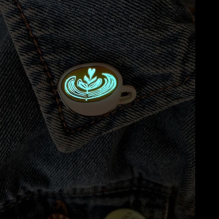 luminous-แก้วกาแฟเคลือบเข็มกลัดการ์ตูน-glow-in-the-dark-latte-ป้ายกระเป๋าเสื้อผ้าการ์ตูนแก้วกาแฟเข็มกลัดปกคอเสื้อเครื่องประดับ