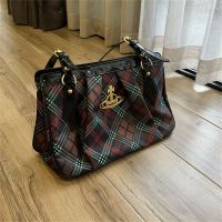 Vivienne Westwood ลายสก๊อต Tas Setengah Baya กระเป๋าทรงสี่เหลี่ยมมีหูหิ้วสะพายไหล่กระเป๋าแบบหนีบแขนผู้หญิงกระเป๋าโบว์ลิ่งความรู้สึกใหม่ฤดูใบไม้ร่วงและฤดูหนาวดาวเสาร์ระดับสูง