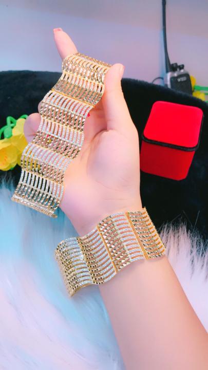 Lắc tay nữ vàng 18k: Khám phá sự quý giá của chiếc lắc tay nữ vàng 18k, được chế tác cẩn thận và bổ sung giá trị sử dụng. Với thiết kế sang trọng và đẳng cấp, chiếc lắc tay này sẽ nâng tầm phong cách của bạn lên một tầm mới.