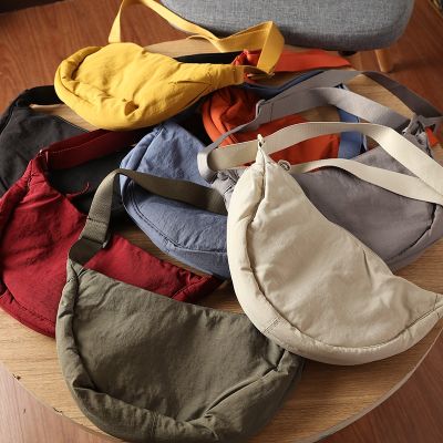 1.0.1 Uniqloaq Sei Jauiq! สินค้าราคาคุ้มค่า! ไนลอนกันน้ำที่เข้ากับกระเป๋าหิ้วได้ทุกชุดกระเป๋าทรงเกี๊ยวถุงครัวซองท์