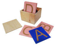 Montessori - แผ่นอักษรทรายพิมพ์ใหญ่พร้อมกล่อง (Sandpaper Capitals Letters)