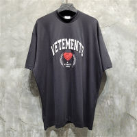 เย็บปักถักร้อย Vetements โลโก้เสื้อยืดผู้ชายผู้หญิง1:1ที่มีคุณภาพสูงสบายๆขนาดใหญ่เสื้อยืดยอดประเดิม