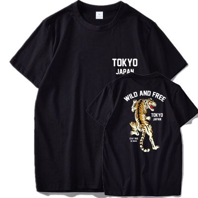 เสื้อยืดแขนสั้นผ้าฝ้ายพิมพ์ลาย Wild And Free Tokyo สไตล์ญี่ปุ่นสําหรับผู้ชาย  AJ2G