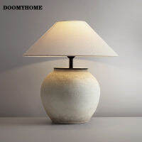 DOOMYHOME โคมไฟข้างเตียงนอนดีไซน์โคมไฟตั้งโต๊ะห้องนั่งเล่นหม้อดินเผาแบบไร้เสียงเครื่องประดับที่ทันสมัยสไตล์จีนนีโอสไตล์ญี่ปุ่น