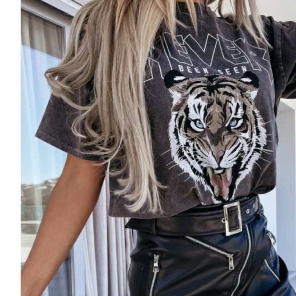 Women Casual Graphic Tee with Tiger