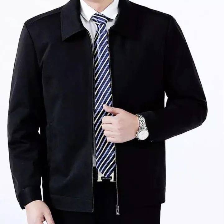 Pria modern mengenakan jas saab di acara formal