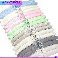 KLOMKZ 5PCS โรงแรมในโรงแรม ซาตินบุนวม เสื้อผ้าสำหรับเด็ก ที่แขวนจอแสดงผล ผ้าไหมห่อ ไม้แขวนฟองน้ำ ที่แขวนเสื้อผ้า