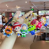 ✆﹉ SFgbdszfbqa พวงกุญแจ จี้การ์ตูน Toy Story Buzz Lightyear Strawberry Bear สามตา อุปกรณ์เสริม สําหรับห้อยกระเป๋า