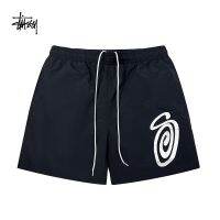 Stussy100 กางเกงขาสั้น พิมพ์ลายโลโก้ ทรงหลวม เหมาะกับเดินชายหาด แฟชั่นเรียบง่าย สําหรับผู้ชาย ag