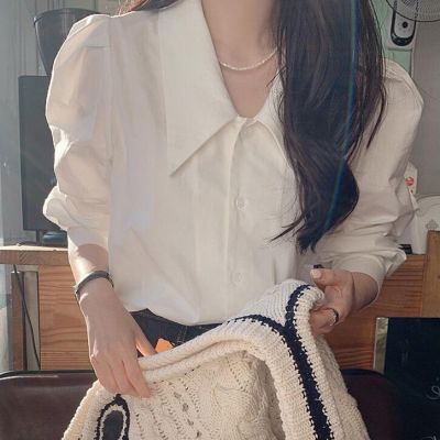 เสื้อเบลาส์ปลายแหลมแขนพองสุดชิคสไตล์เกาหลีสีขาวเสื้อเชิ้ตแฟชั่นของผู้หญิง