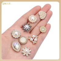 QINJUE 10PCS งานฝีมือ DIY รูปดอกไม้ คริสตัล กระดุมมุก กิ๊บติดผมไข่มุก ปุ่ม Rhinestone เครื่องประดับศีรษะ