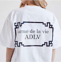 [Acme De La Vie]★กับ HiddenTag★ADLV เสื้อยืดลำลองสีดำสีขาวเสื้อยืดโลโก้แขนสั้นผู้ชายผู้หญิงเสื้อคู่รัก Acmedelavie ผ้าฝ้ายแท้สไตล์ตามท้องถนน MODE Korea ผลิตในประเทศเกาหลี K-POP รูปโดนัทแฟชั่น