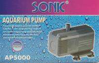 ปั๊มน้ำ SONIC AP5000 กำลังไฟ 60 W. ขนาดตัวเครื่อง 119x12x14 เซนติเมตร สายไฟยาว 2 เมตร แกนใบพัดเป็นเซรามิค สูบน้ำขึ้นที่สูงได้ถึง 2.7 เมตร ใช้กับตู้ปลาขนาดใหญ่ ทำน้ำตก น้ำพุ ให้กำลังแรงดันน้ำสม่ำเสมอ เสียงเงียบ ทนทาน