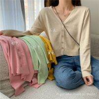 พร้อมส่ง เสื้อสเวตเตอร์ผู้หญิงต้นฤดูใบไม้ร่วง เสื้อสเวตเตอร์ถักผู้หญิงสีทึบ เสื้อคาร์ดิแกนสั้นคอวีแขนยาวและเรียบง่าย SK5755