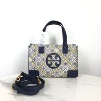 กระเป๋าถือ หรือสะพาย  TORY BURCH MEDIUM HANDBAG เปิด - ปิดกระเป๋าด้วยซิป ด้านในมีช่องใส่ของ 1 ช่อง